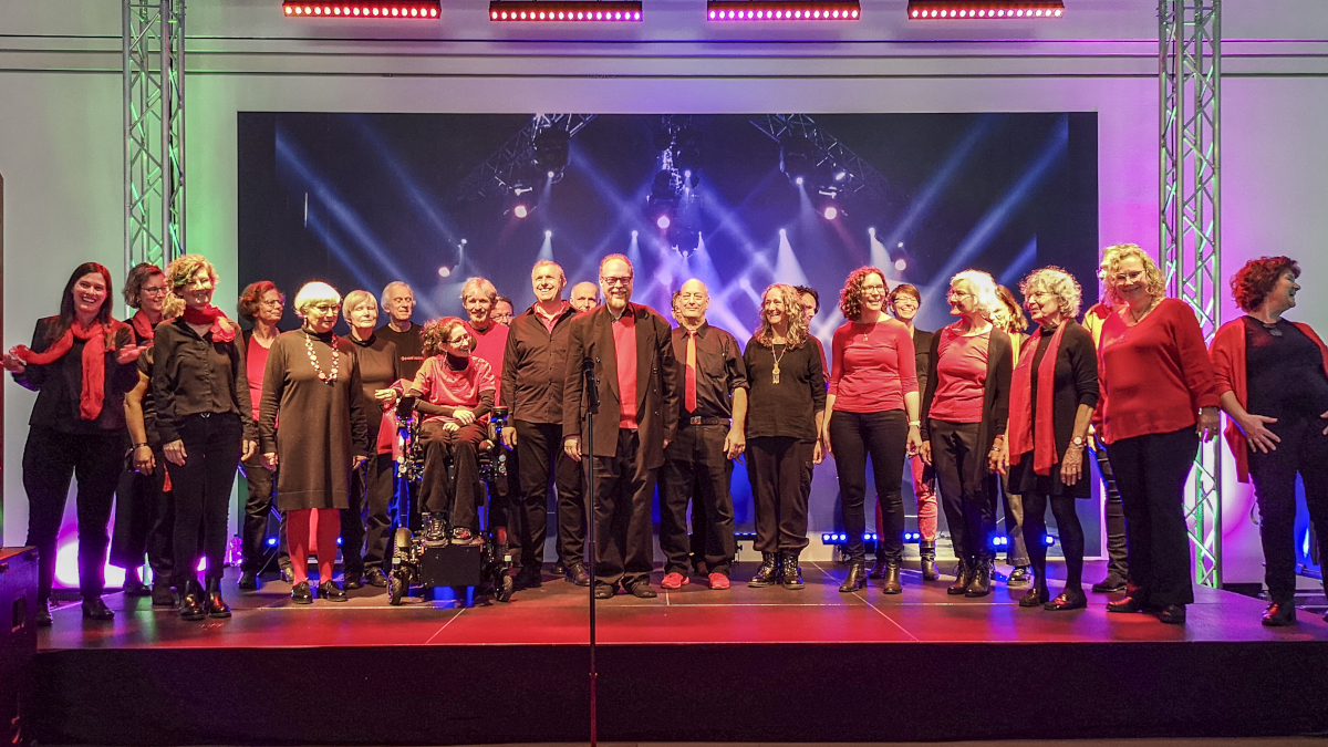 Foto des Chores Gemeinsang auf der Bühne im LVR-LandesMuseum Bonn